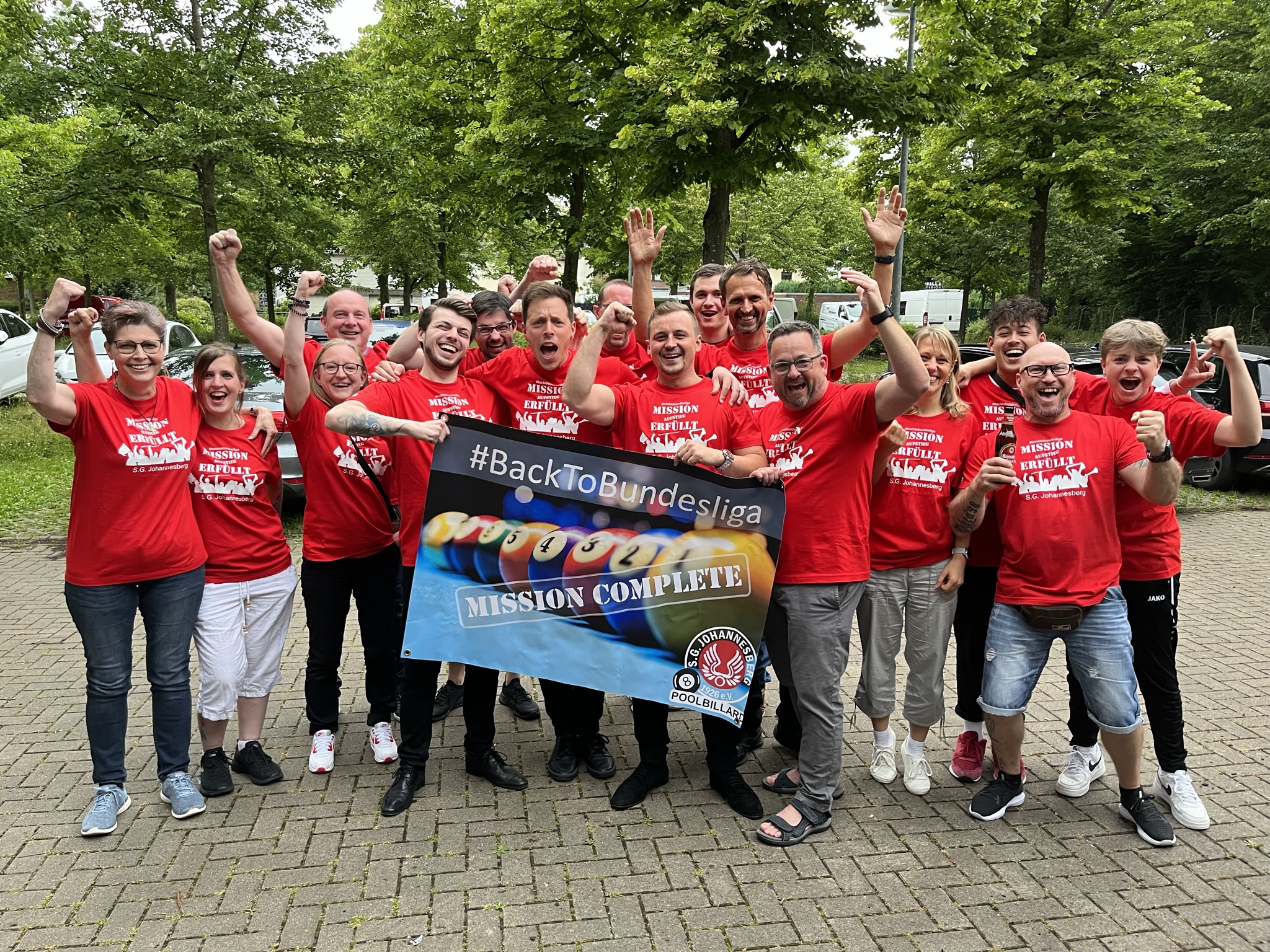 Gruppenbild der SGJ Mitglieder, die zum entscheidenden Relegationsspiel in die erste Bundesliga mitgereist sind - mit Erfolg